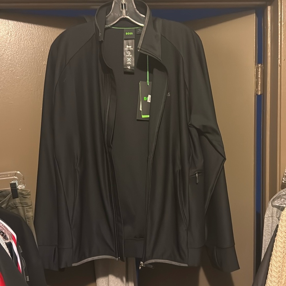 A Boss jacket never worn size medium color black